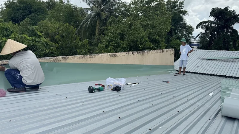 Lý Quốc Tân làm chống dột mái nhà trong giai đoạn bắt đầu lại sau khi nghỉ việc