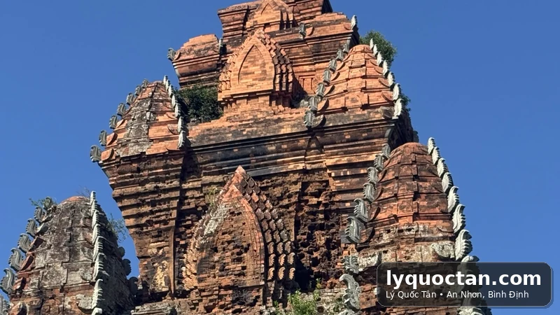 Chi tiết kiến trúc phần đỉnh Tháp Cánh Tiên
