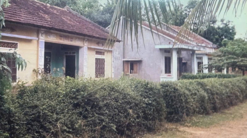 Ngôi nhà của gia đình tôi ngày trước ở Xóm Mới Bờ Thành. Tấm hình cũ này vẫn còn giữ được hàng rào chè mà tôi nhớ rất rõ từ thời thơ ấu.