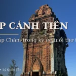 Tháp Cánh Tiên Bình Định nhìn từ góc nghiêng dưới nền trời xanh