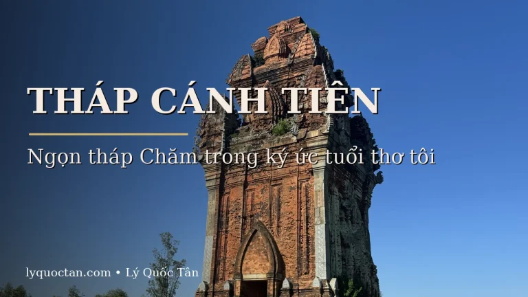 Tháp Cánh Tiên Bình Định nhìn từ góc nghiêng dưới nền trời xanh