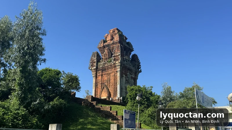 Tháp Cánh Tiên tại An Nhơn nhìn từ lối vào khu di tích