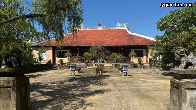 Chánh điện Chùa Thập Tháp
