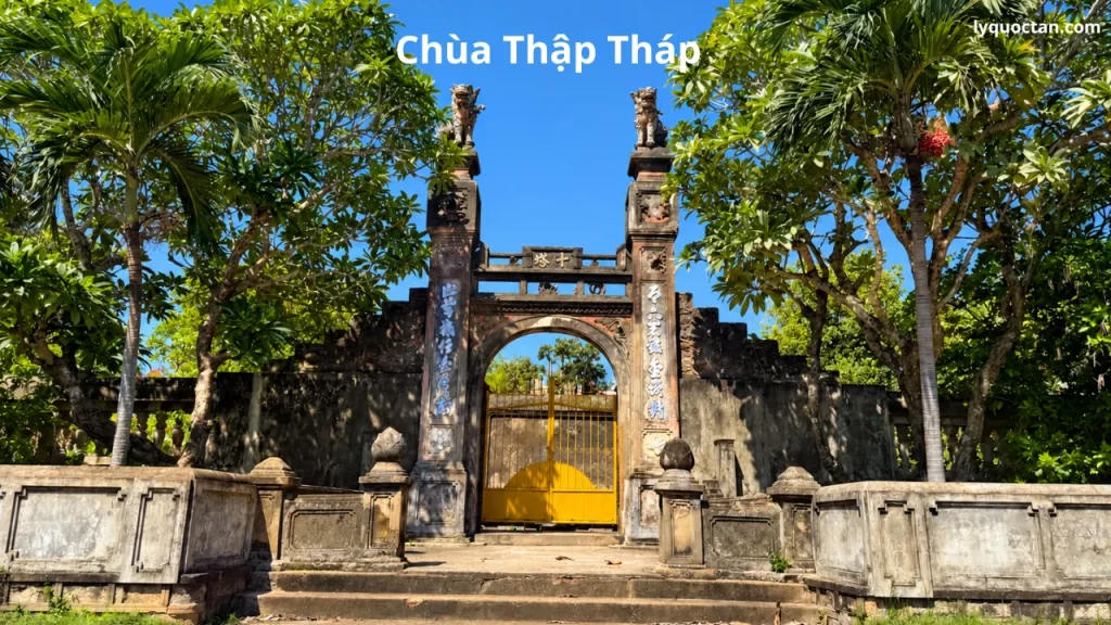 Chùa Thập Tháp Bình Định với cổng tam quan cổ kính giữa khuôn viên cây xanh