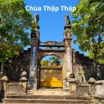 Chùa Thập Tháp Bình Định với cổng tam quan cổ kính giữa khuôn viên cây xanh