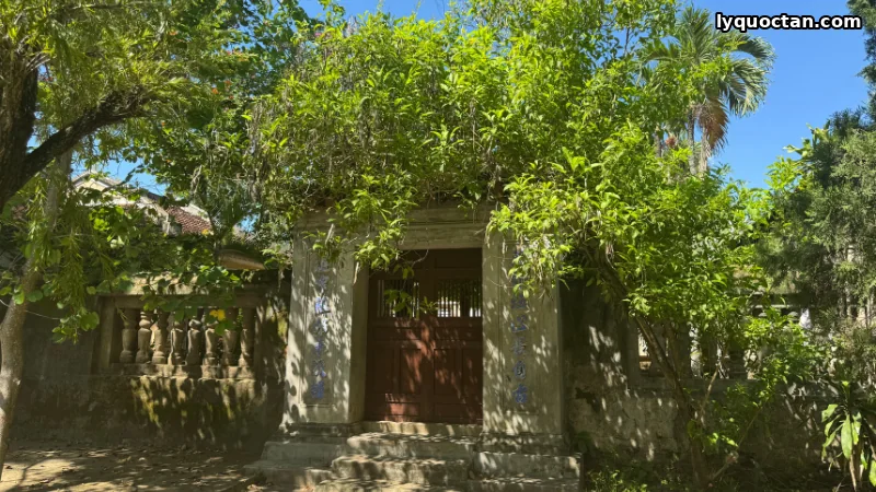 Cổng tây Chùa Thập Tháp