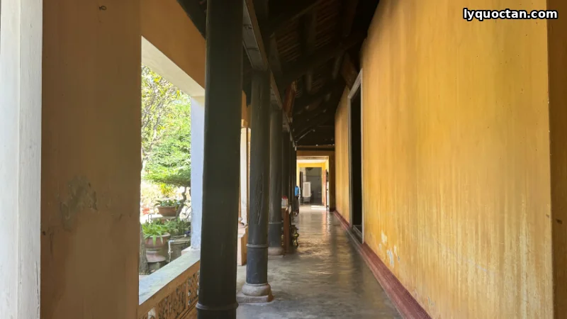 Hành lang sau chánh điện Chùa Thập Tháp