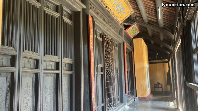 Cửa chánh điện Chùa Thập Tháp